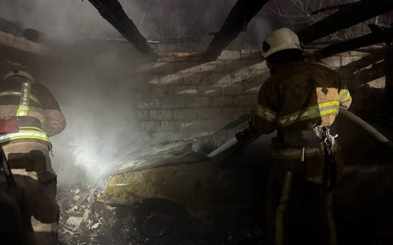 У селі на Овруччині горіла господарча будівля: вогонь знищив покрівлю, перекриття та автомобіль
