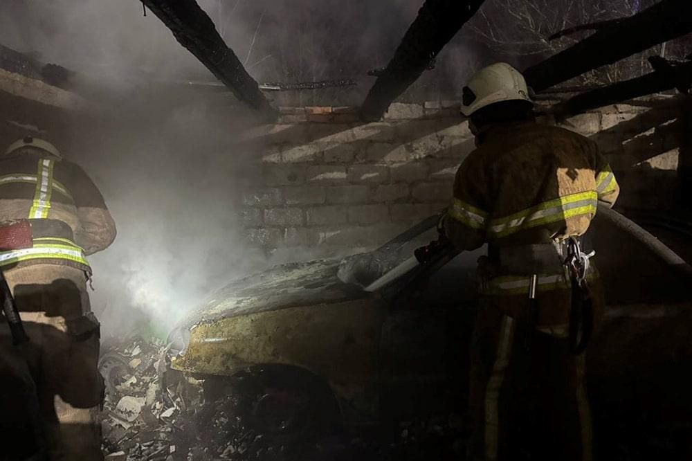 У селі на Овруччині горіла господарча будівля: вогонь знищив покрівлю, перекриття та автомобіль