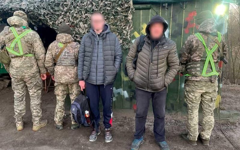 Житель Житомирщини та ще декілька чоловік призовного віку намагалися незаконно покинути країну