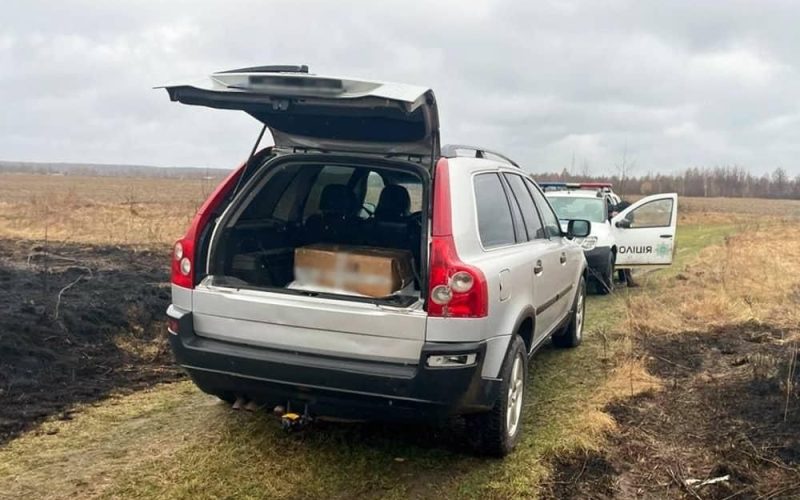 Возив автомат та набої в багажнику Volvo, які знайшов на Київщині – на польовій дорозі правоохоронці затримали жителя Олевщини