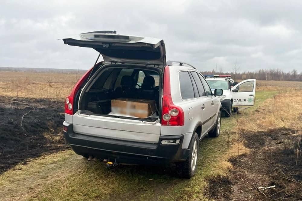 Возив автомат та набої в багажнику Volvo, які знайшов на Київщині – на польовій дорозі правоохоронці затримали жителя Олевщини