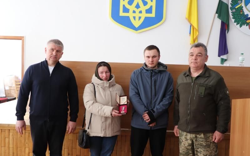 Родині Захисника Віктора Омельчука з Олевської громади передали почесну нагороду, посмертно