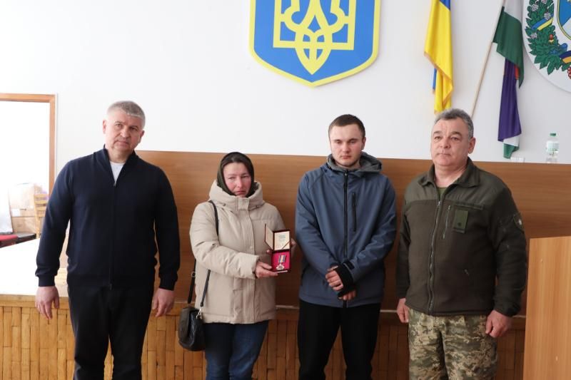 Родині Захисника Віктора Омельчука з Олевської громади передали почесну нагороду, посмертно