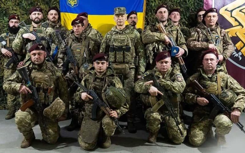 Сирський вручив державні нагороди та відомчі відзнаки військовим однієї з бригад Житомирщини