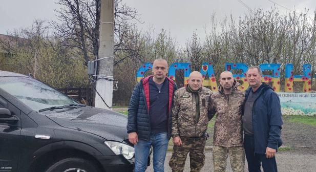 Коростенські комунальники допомогли придбати автівку для бійців 30-ї бригади