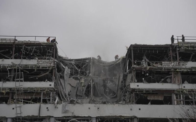 Рятувальники з Житомирської області у столиці допомагали ліквідовувати наслідки ворожих обстрілів