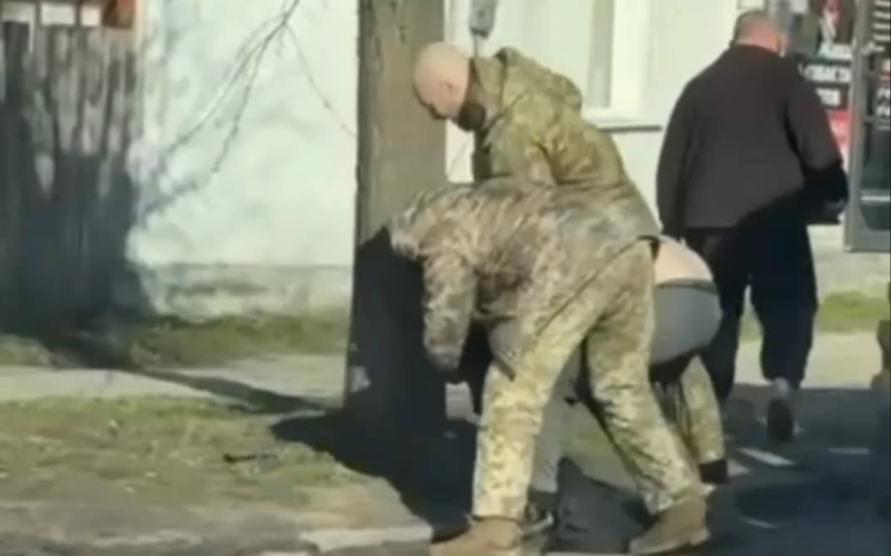Розпилив перцевий балончик та почав утікати – у Житомирському обласному ТЦК прокоментували ситуацію із затриманням чоловіка