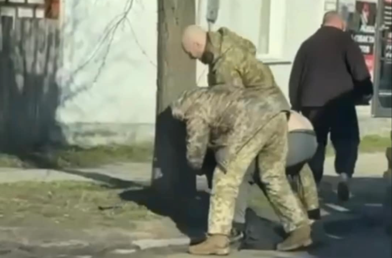 Розпилив перцевий балончик та почав утікати – у Житомирському обласному ТЦК прокоментували ситуацію із затриманням чоловіка