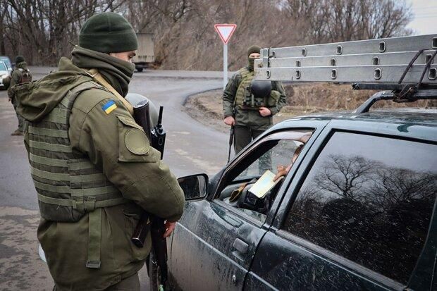 Супровід на ВЛК, розпил перцевого газу в бік ТЦК та реакція влади: що відомо про випадок мобілізації у Житомирі