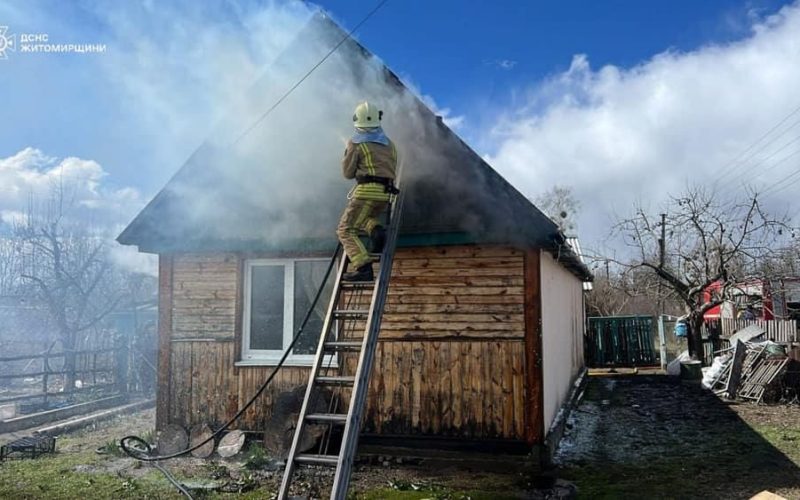 Загорівся дах: у Коростенському районі півтори години гасили пожежу в будинку та будівлі поруч