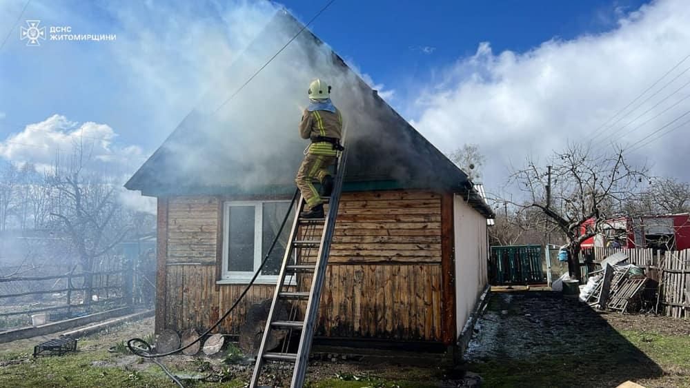 Загорівся дах: у Коростенському районі півтори години гасили пожежу в будинку та будівлі поруч
