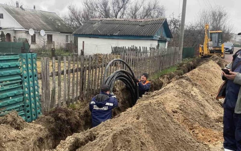 На Космонавтів у Коростені комунальники проклали нову лінію водогону