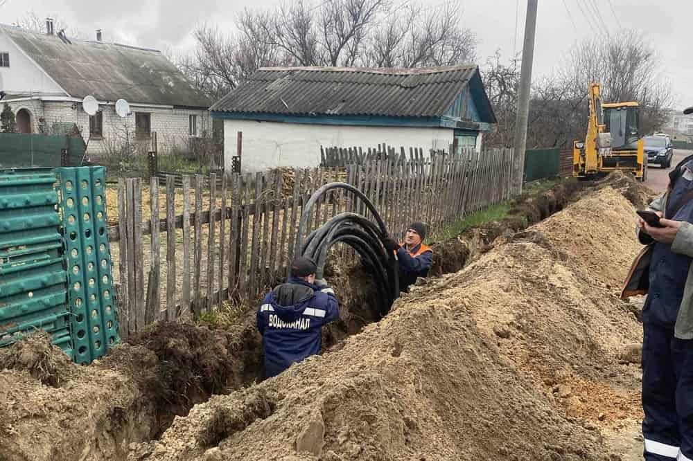 На Космонавтів у Коростені комунальники проклали нову лінію водогону