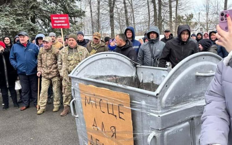 Кинули гендиректора у сміттєвий бак: як на Житомирщині пацієнти та працівники лікарні протестують проти закриття відділення