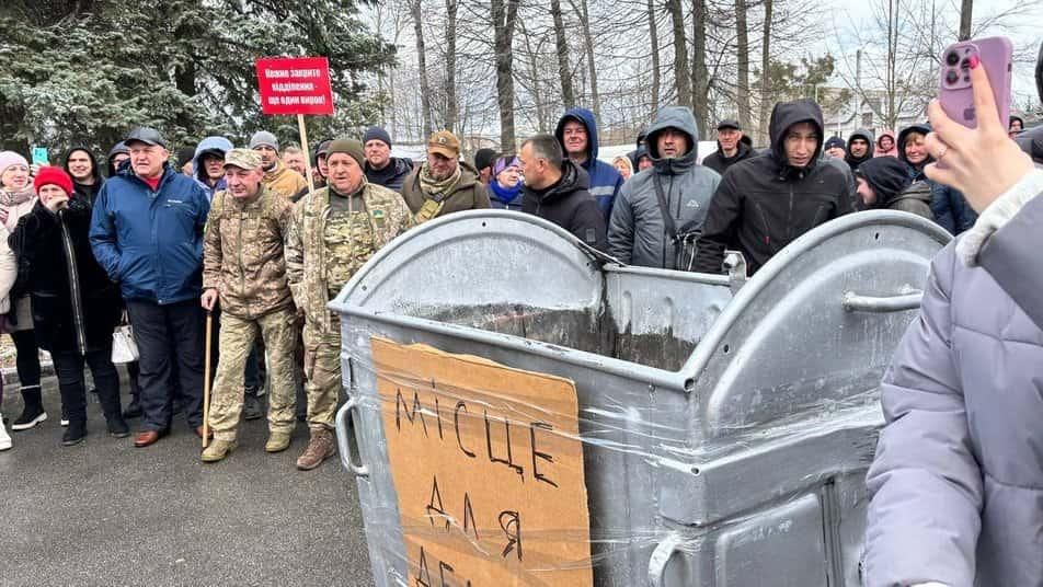 Кинули гендиректора у сміттєвий бак: як на Житомирщині пацієнти та працівники лікарні протестують проти закриття відділення