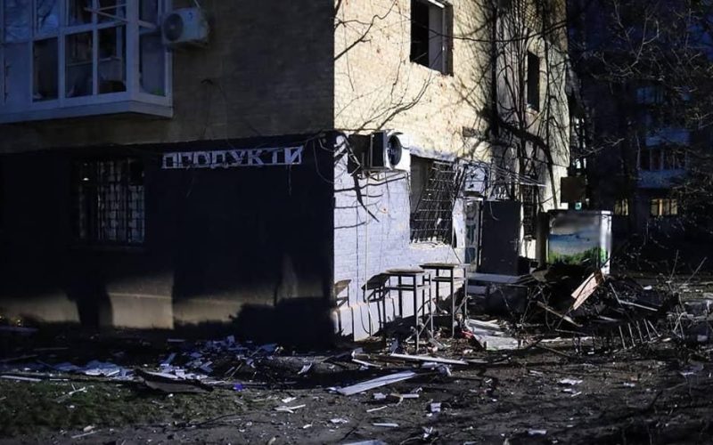 Наслідки влучання російського дрона у селище Озерне: пошкоджені понад 100 квартир, поранена дитина — в «Охматдиті»
