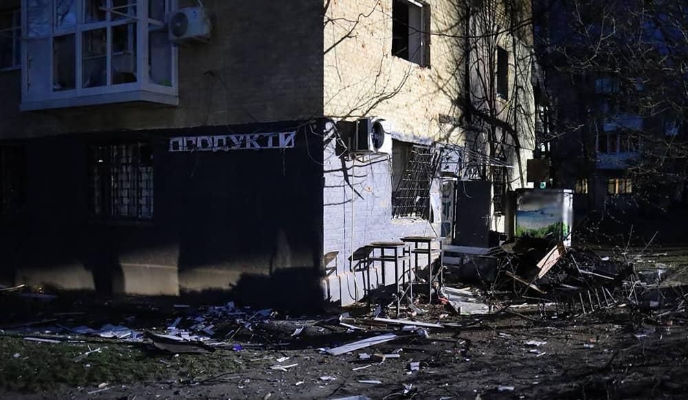 Наслідки влучання російського дрона у селище Озерне: пошкоджені понад 100 квартир, поранена дитина — в «Охматдиті»
