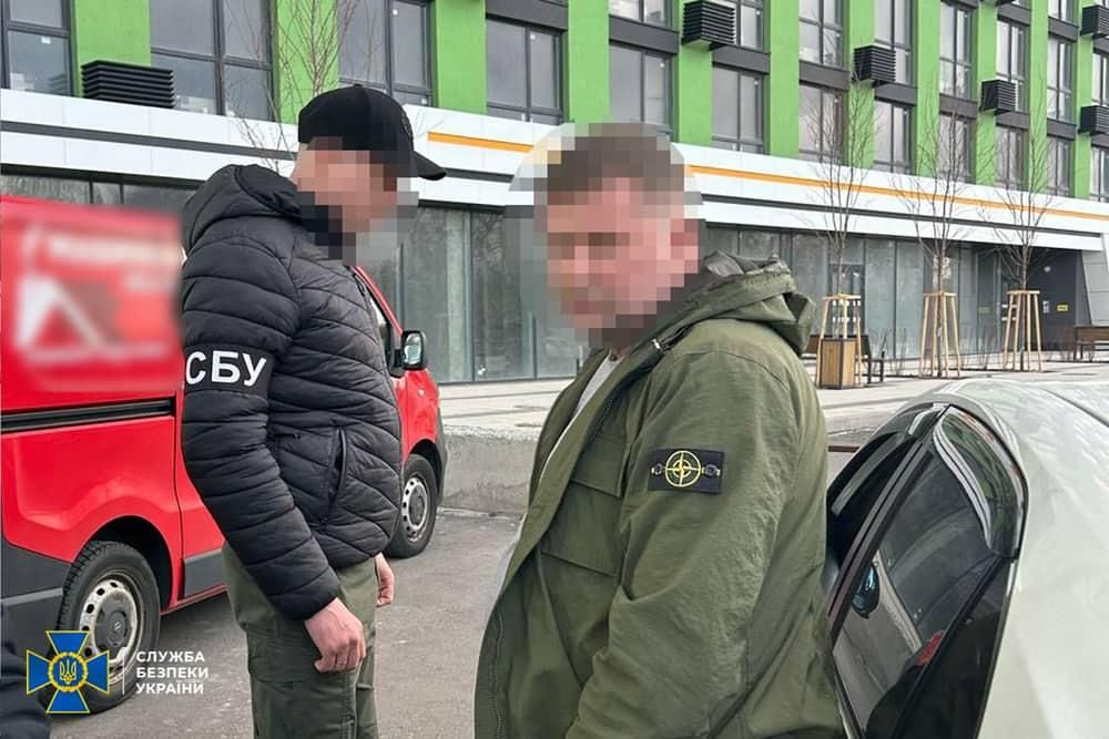 Бізнес на втечі «ухилянтів»: у Житомирській області викрили перевізника, який сприяв виїзду чоловіків за кордон під час війни
