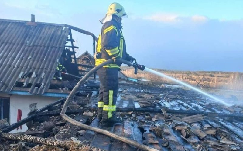 У Словечанській громаді бабуся намагалася сама загасити пожежу — пенсіонерка потрапила до лікарні