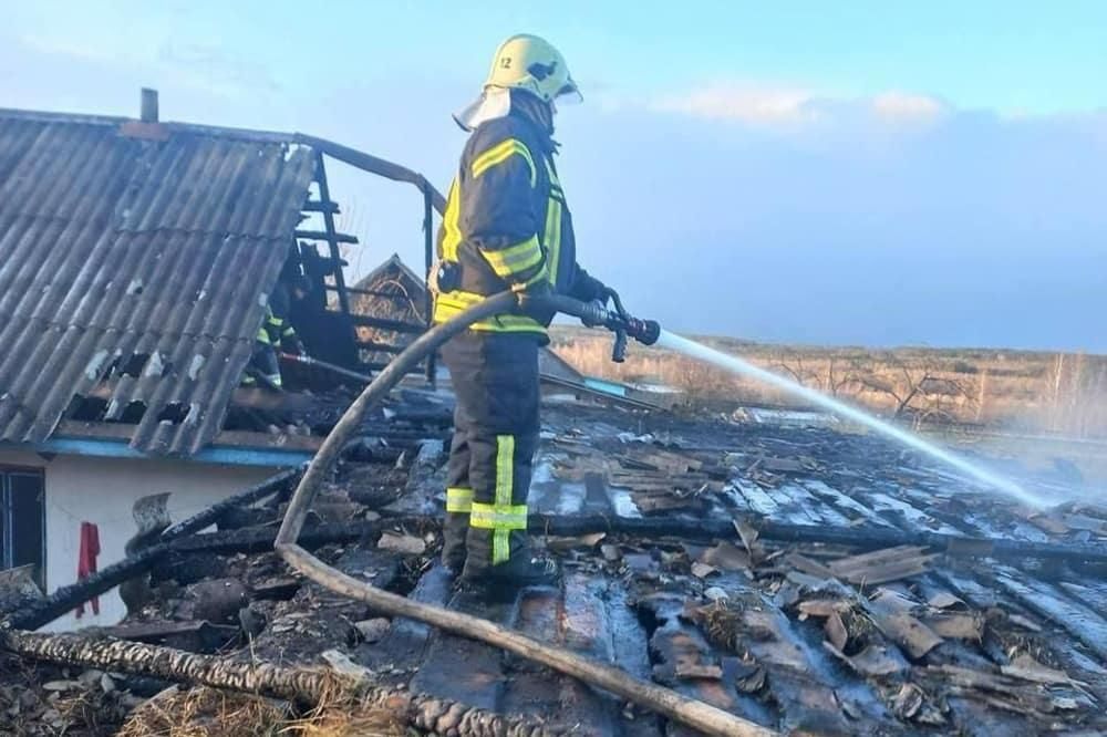 У Словечанській громаді бабуся намагалася сама загасити пожежу — пенсіонерка потрапила до лікарні