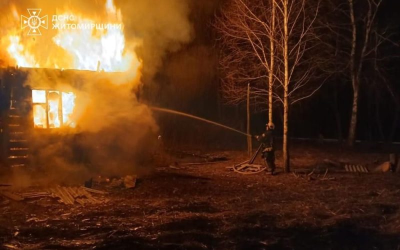 На Олевщині палала оселя: через сильний вітер полум’я ледь не перекинулося на сусідський будинок