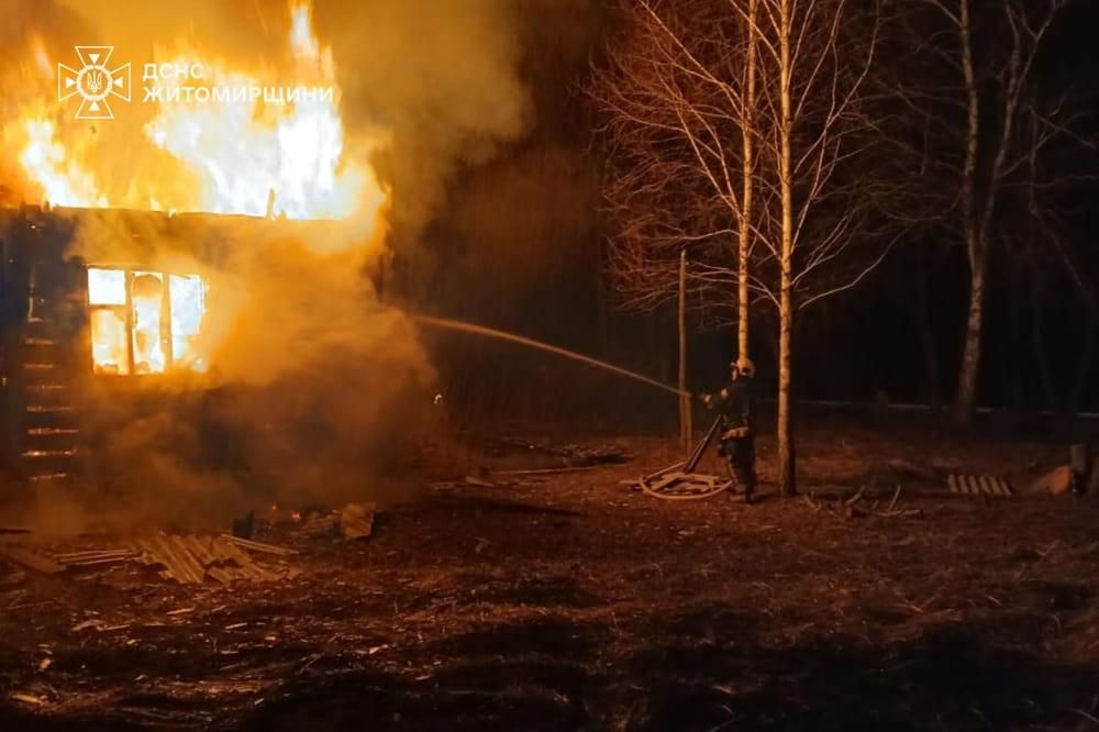 На Олевщині палала оселя: через сильний вітер полум’я ледь не перекинулося на сусідський будинок
