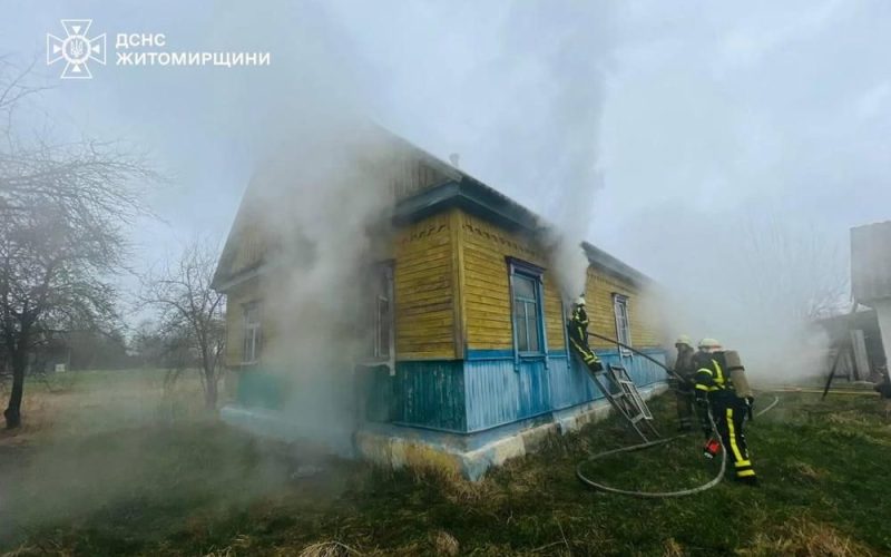 У селі на Олевщині горів будинок: рятувальники виявили тіло 43-річного чоловіка