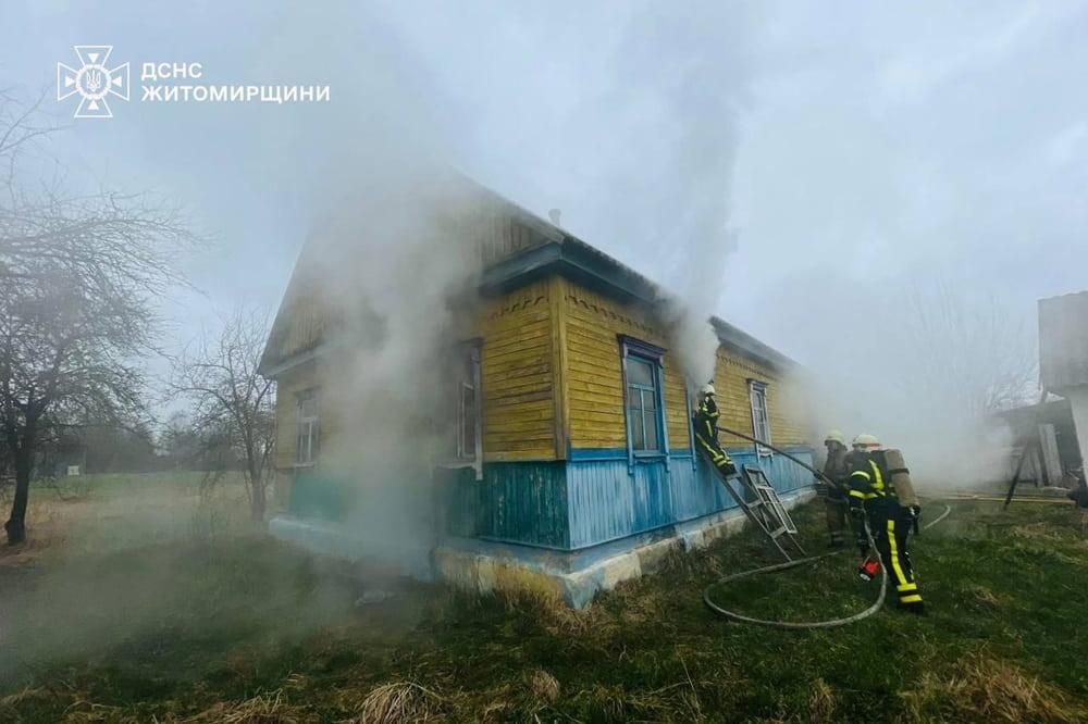 У селі на Олевщині горів будинок: рятувальники виявили тіло 43-річного чоловіка