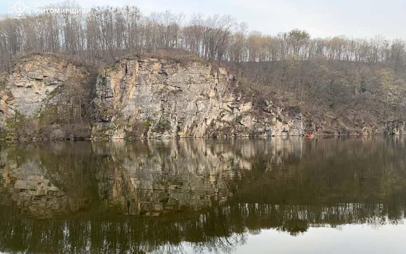 Рятували з берега річки: на Житомирщині чоловік впав зі скелі