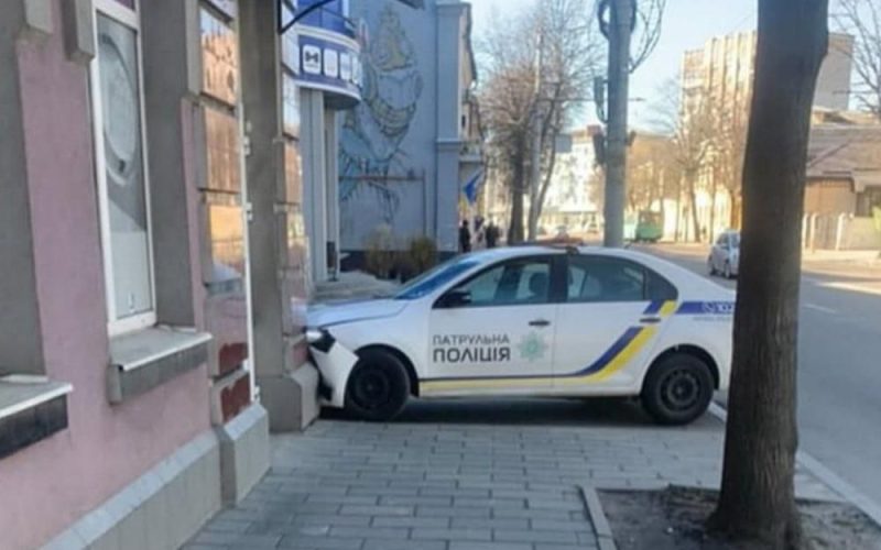 У Вербну неділю автівка житомирських патрульних врізалася у будівлю