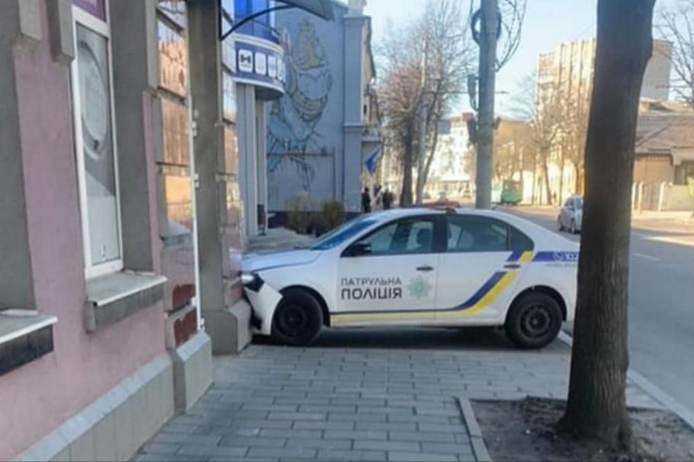 У Вербну неділю автівка житомирських патрульних врізалася у будівлю