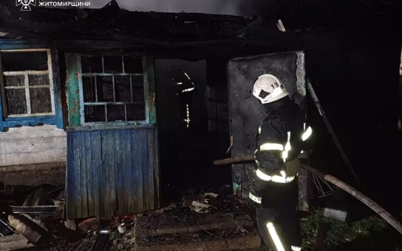 У селі Малинської громади під час комендантської години рятувальники понад дві години гасили пожежу в будинку