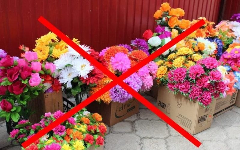 У Малині закликали місцевих жителів та гостей міста не нести на кладовища штучні квіти