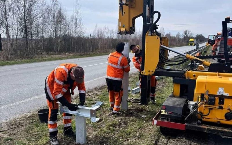На трасі у Житомирській області відновлюють «бар’єрку» на 100 ділянках — була пошкоджена внаслідок ДТП