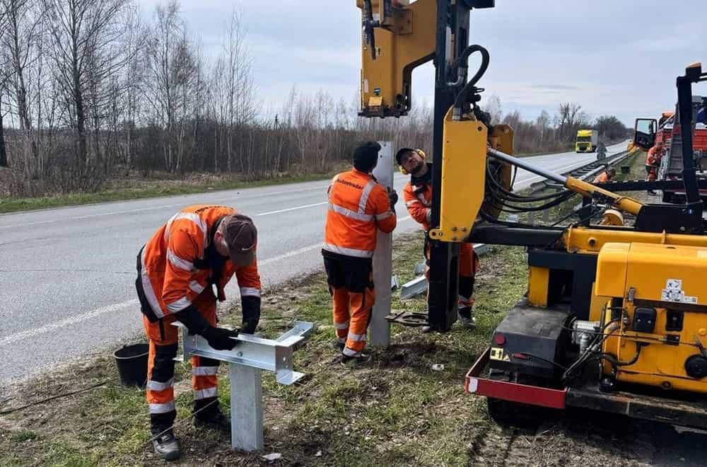 На трасі у Житомирській області відновлюють «бар’єрку» на 100 ділянках — була пошкоджена внаслідок ДТП