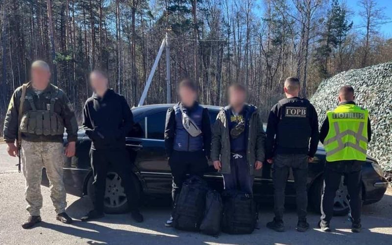 На блокпості на Коростенщині поліцейські затримали авто з трьома жителями Полтавщини: двоє з яких планували виїхати до білорусі