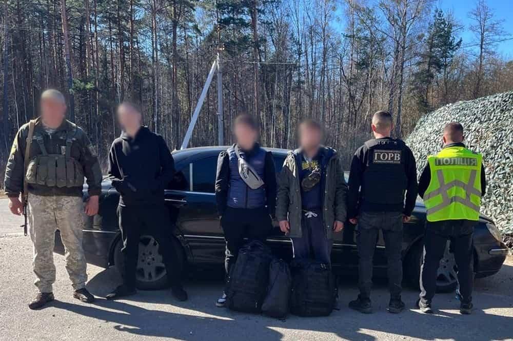 На блокпості на Коростенщині поліцейські затримали авто з трьома жителями Полтавщини: двоє з яких планували виїхати до білорусі