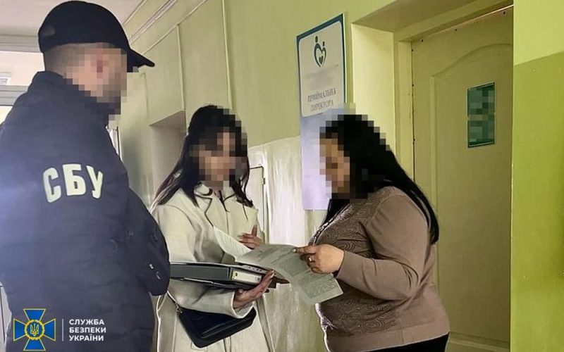 На Житомирщині викрили посадовицю медзакладу, яка причетна до корупційних закупівель на понад 1 млн грн