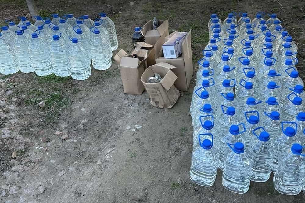 Виготовляли фальсифікований алкоголь в Житомирській та Київській областях – детективи БЕБ викрили злочинну групу
