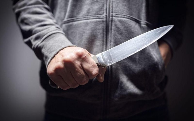 Вночі у Малині поконфліктували чоловіки: місцевий житель кілька разів вдарив ножем опонента