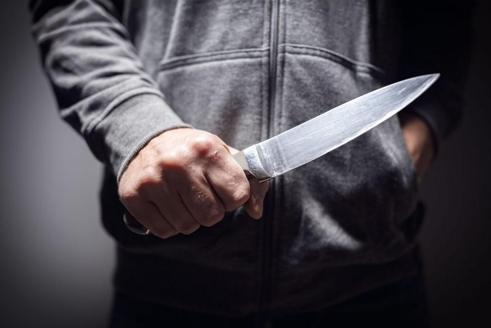 Вночі у Малині поконфліктували чоловіки: місцевий житель кілька разів вдарив ножем опонента