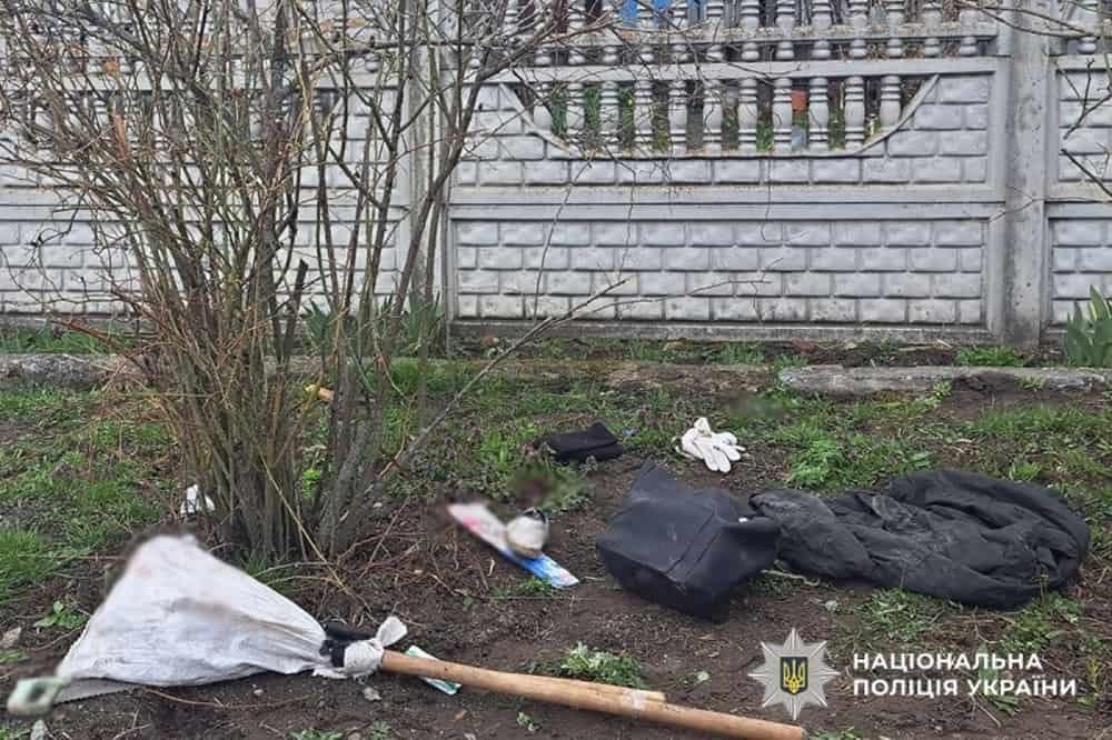 У селі на Житомирщині чоловік побив пенсіонера кулаками, двічі вдарив сокирою та пробував задушити