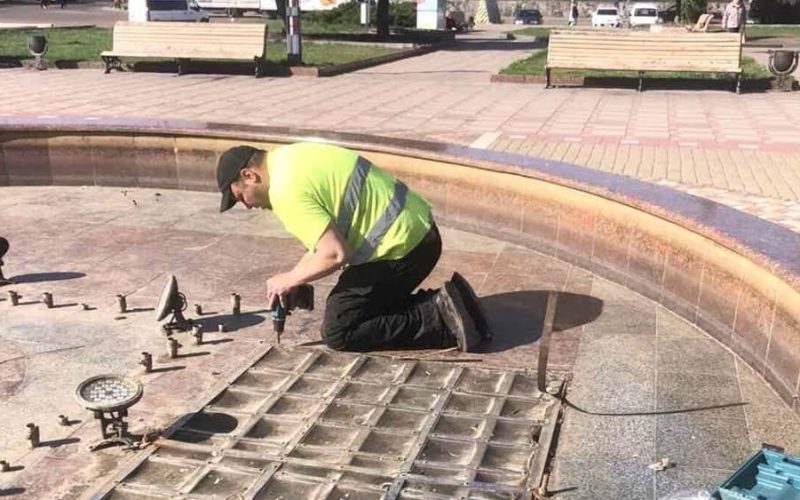 Фонтан у центрі Коростеня ремонтують після зими та крадіжки обладнання