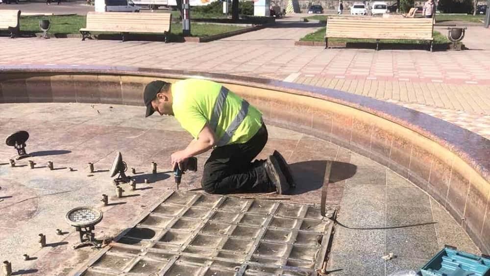 Фонтан у центрі Коростеня ремонтують після зими та крадіжки обладнання