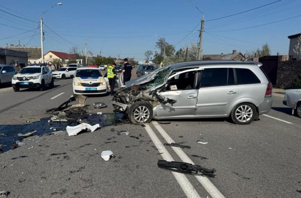 На Житомирщині маршрутка зіштовхнулась з Opel: травмувалися троє, серед яких є неповнолітня дівчина