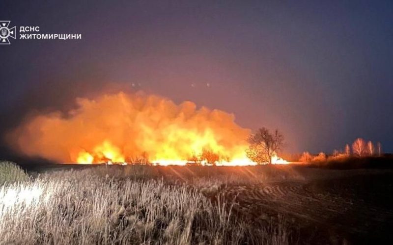 Дві доби в Олевську рятувальники ліквідовували пожежу на сміттєзвалищі