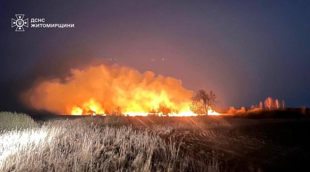 Дві доби в Олевську рятувальники ліквідовували пожежу на сміттєзвалищі