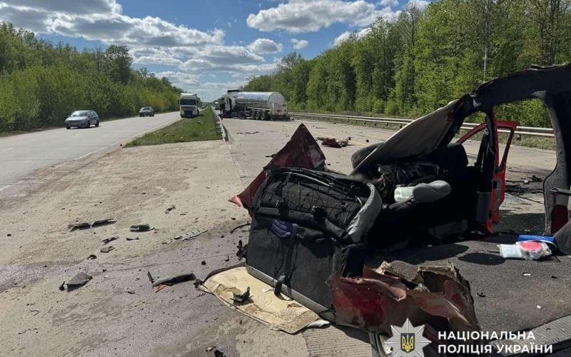 На Житомирщині Renault зіштовхнувся із зустрічним тягачем: водій загинув, а 14-річного пасажира госпіталізували