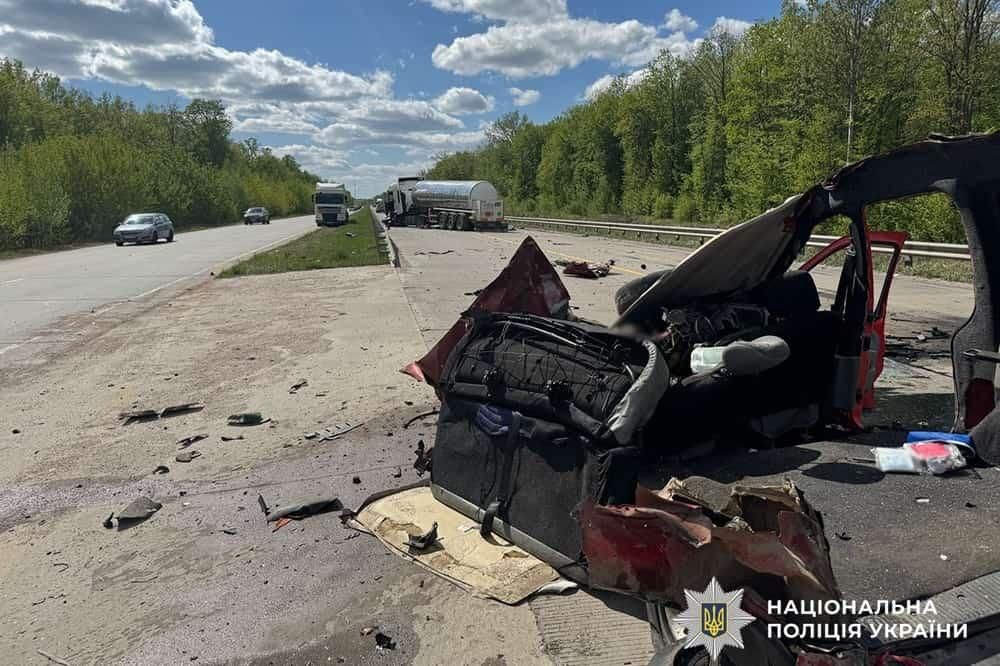 На Житомирщині Renault зіштовхнувся із зустрічним тягачем: водій загинув, а 14-річного пасажира госпіталізували
