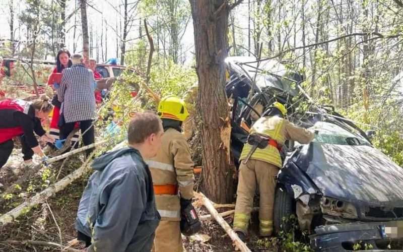 Неподалік Коростеня автівка з’їхала в кювет та перекинулась: двох осіб було затиснуто в легковику